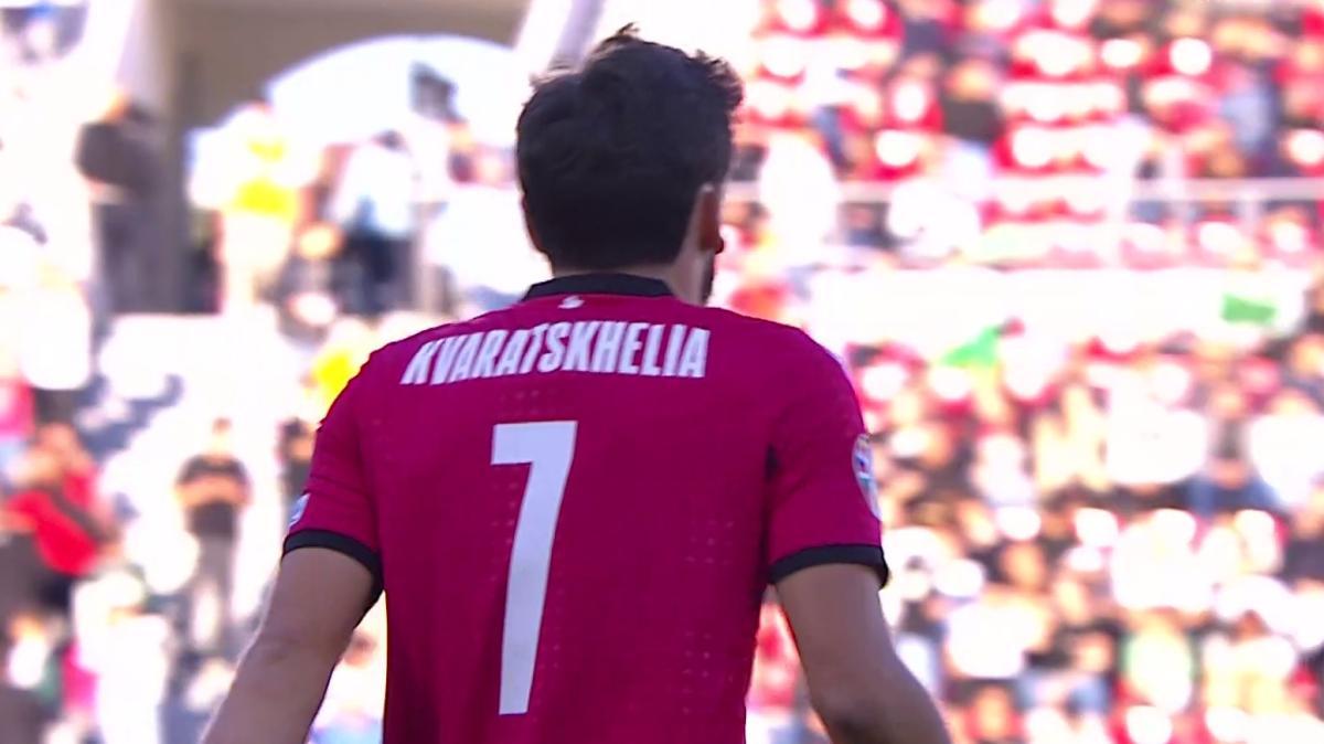 Il bordocampista Sky: Kvara molto concentrato! Tanti georgiani urlano: Forza Napoli”