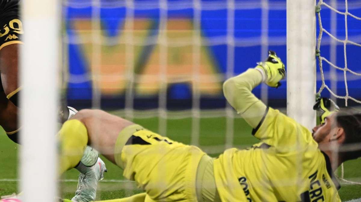 Notte surreale al Maradona: cosa hanno fatto i tifosi dopo l'autogol di Meret