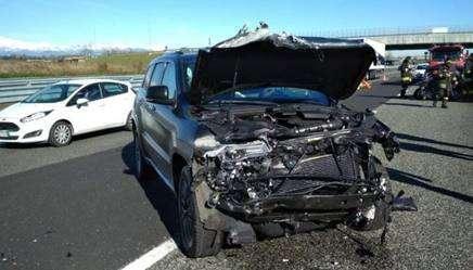 FOTO - Juve, incidente in autostrada per Douglas Costa: auto distrutta e giocatore illeso, ma c'è un codice giallo