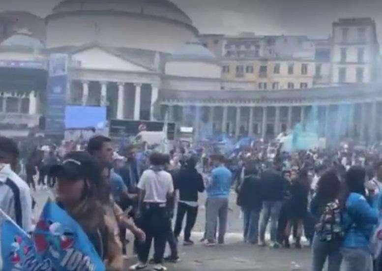 Festa Scudetto, la denuncia di Borrelli: "Fumogeno acceso in metro, treno invaso dal fumo"