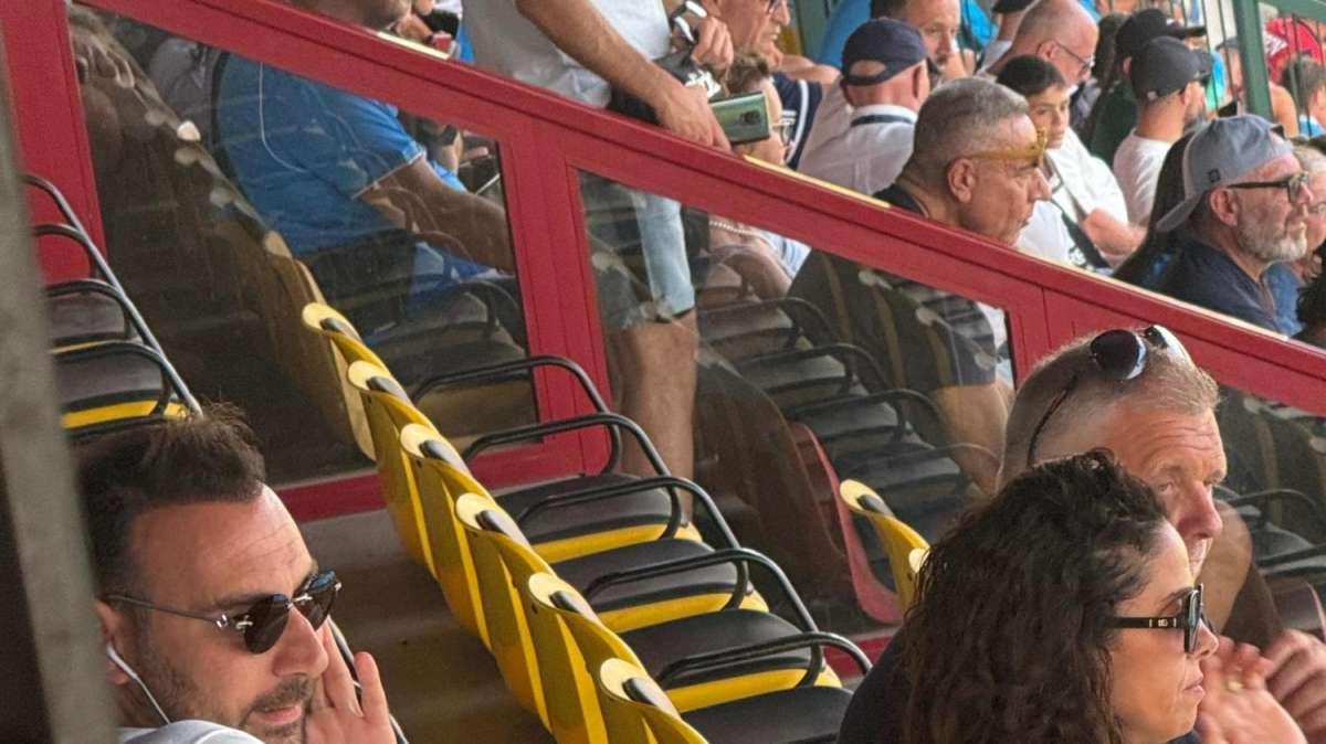 Ultimi colpi in arrivo? Manna (in tribuna) non si stacca dal telefono