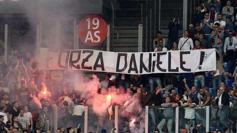 CLAMOROSA VERGOGNA - Solo 50mila euro di multa alla Roma per gli striscioni pro-De Santis, i cori anti-Napoli e il lancio di petardi! 
