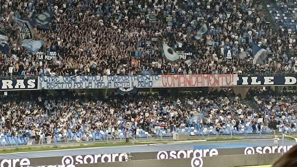 FOTO - Striscione in Curva B: "Oltre ogni singolo comportamento, il rispetto per la maglia resta il primo Comandamento!"