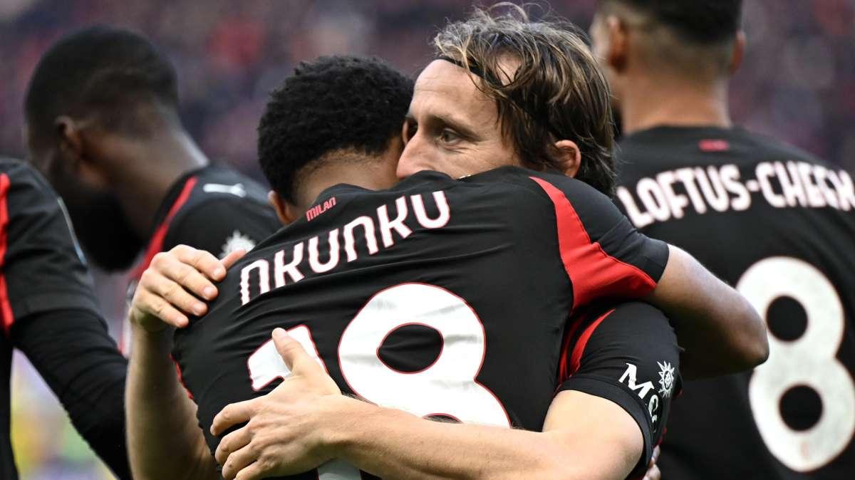 Il Milan soffre solo nei primi 45', tris a San Siro con doppio Nkunku: Verona ko