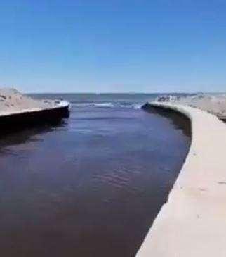 VIDEO - Mare cristallino è già un ricordo al Litorale Domitio: ripartiti scarichi abusivi
