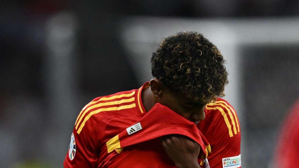 Da Barcellona - Lamine Yamal, accoltellato il padre dopo una rissa: è grave