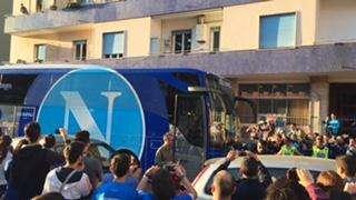 Che accoglienza a Torino! Napoli arrivato in hotel e salutato da tanti tifosi