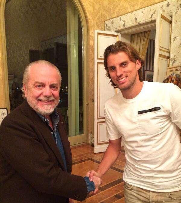 FOTO - Ecco Henrique in treno verso Napoli, brindisi alla nuova avventura