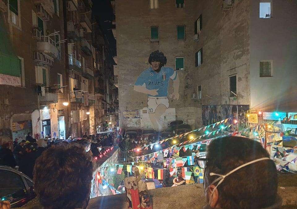 VIDEO TN - Murales Maradona preso d'assalto a Napoli: le immagini di Tuttonapoli