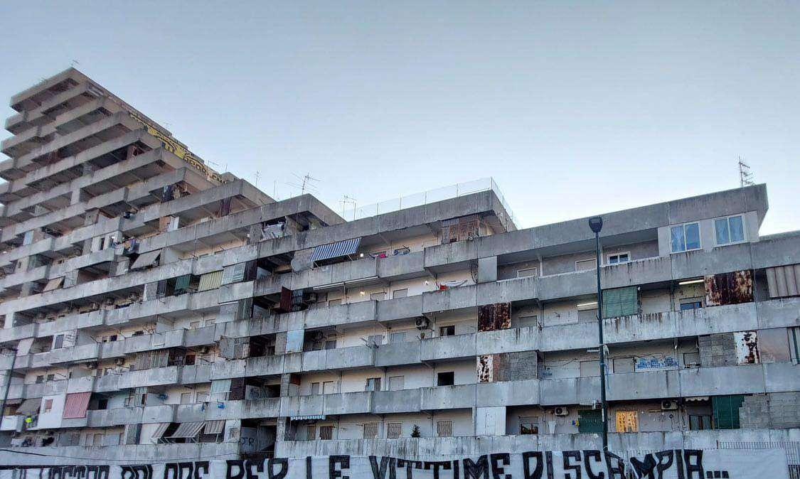 Messaggio firmato Curva A: "Il nostro dolore per le vittime di Scampia, quella vela era anche casa mia!"