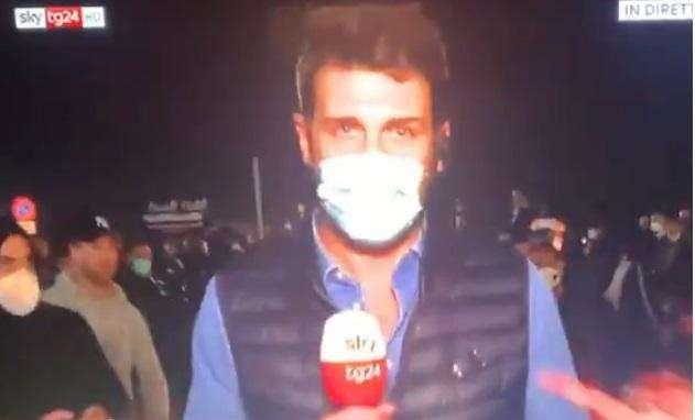 VIDEO - Napoli, la protesta in città diventa violenta: aggredito giornalista Sky TG
