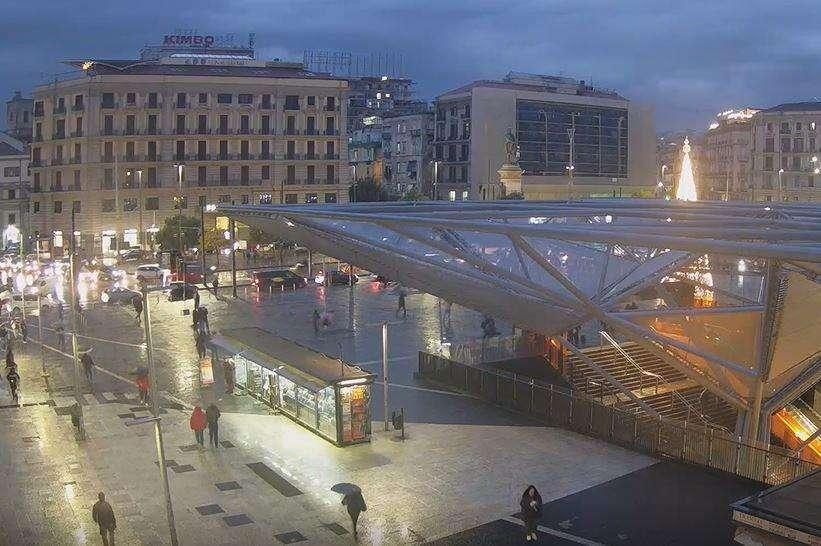 Ansa - Piazza Garibaldi, piastra cade da balcone: ferita donna georgiana