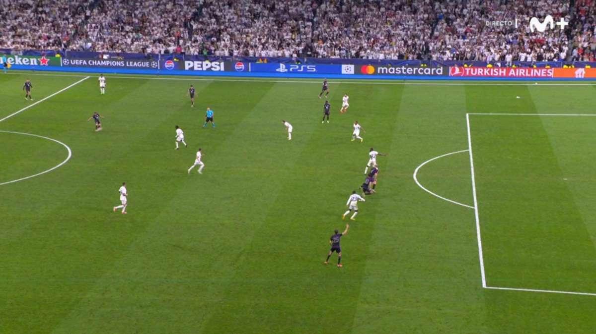 Bayern furioso! Fuorigioco dubbio al 110’, ma Marciniak fischia prima ed il VAR non può intervenire