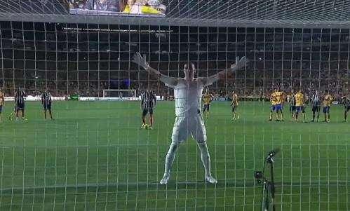 Messico, portiere di spalle sul rigore: Sergio Ramos lo beffa mimando un cucchiaio