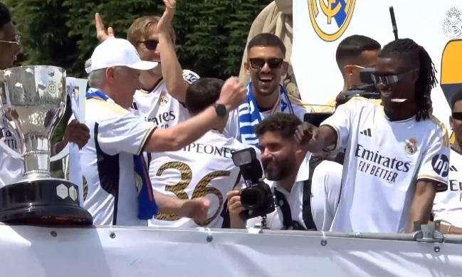 “Ho un sogno: ballare con Camavinga!”, Ancelotti-show alla festa a Plaza de Cibeles
