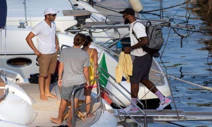 FOTO - LeBron firma con i Lakers e si gode le vacanze a...Positano! 