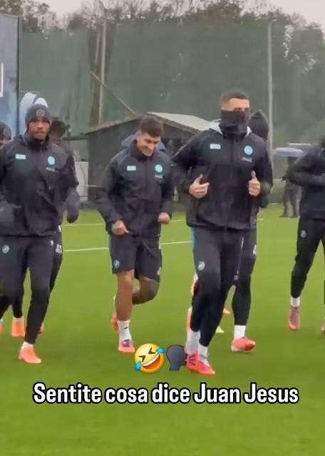 Rifinitura sotto la pioggia a Castel Volturno: sentite come scherza Juan Jesus!
