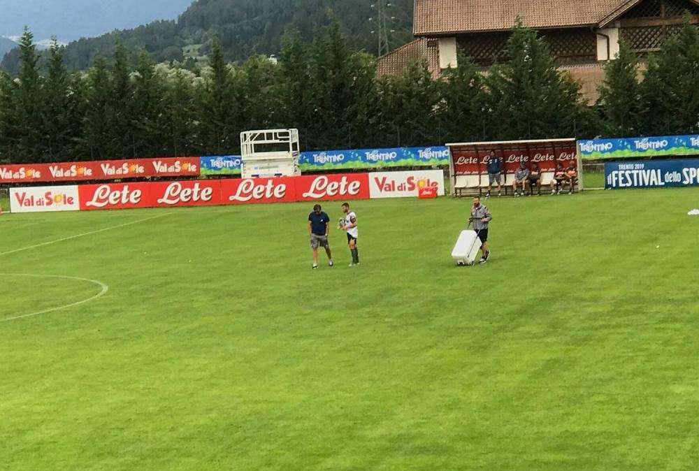 FOTO TN - In odore di cessione, Tutino a colloquio con Giuntoli a fine allenamento