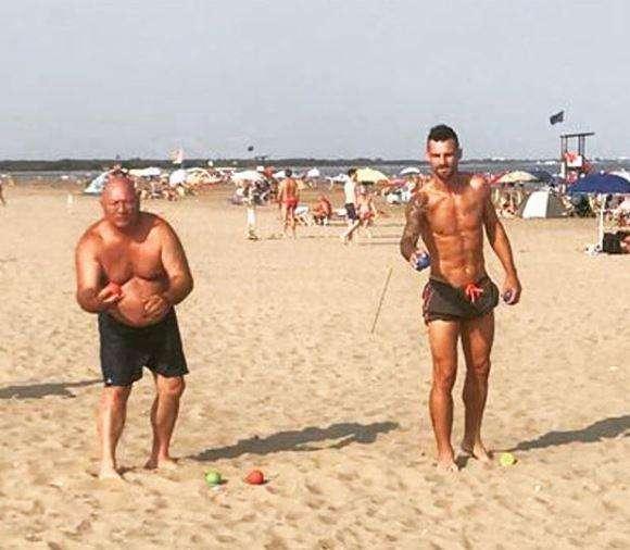 FOTO - Maggio si rilassa al mare in attesa di chiarire il futuro: allenamento di... bocce!