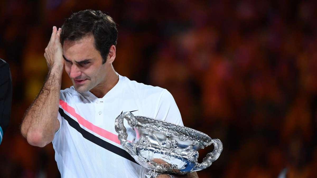 FOTO - Federer si ritira, il Napoli lo saluta con uno scatto con Diego: "Il Maradona del tennis"
