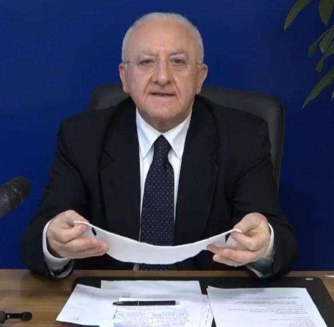 De Luca annuncia: "Da lunedì mascherine gratuite a tutti i farmacisti della Campania"