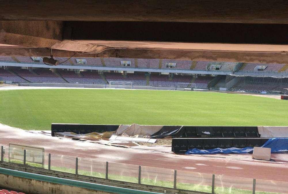 FOTO - Torna a splendere il sole sul Napoli, si scioglie la neve sul prato del San Paolo