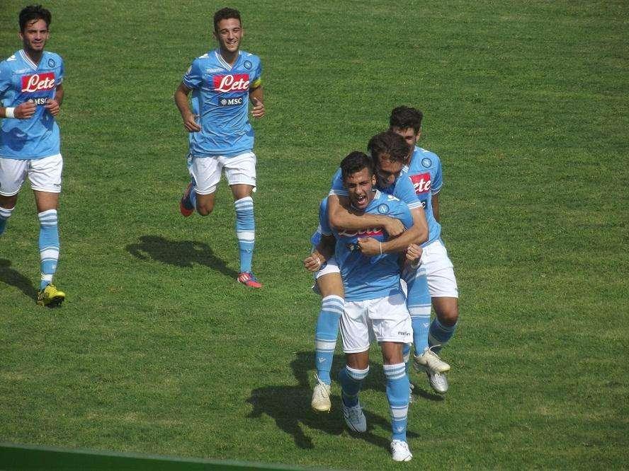 RILEGGI LIVE - Torneo Viareggio, Napoli-Lecce 4-0 (25', 36'st Radosevic, 11'st, 14'st Scielzo): dominio azzurro! Radosevic fantastico, Scielzo spietato!