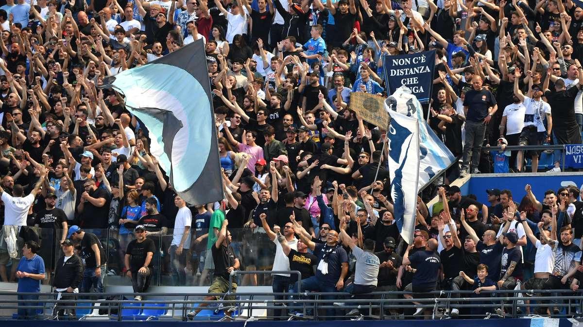 VIDEO - Dagli altoparlanti fischi registrati per coprire i cori anti-ADL: le immagini dalla Curva
