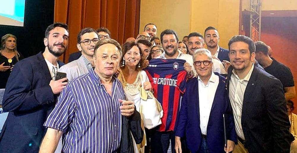 Maglia del Crotone in omaggio a Salvini, il club calabrese non ci sta