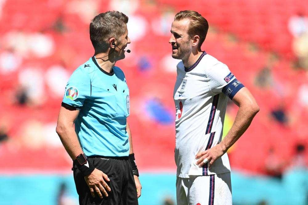 Chi si avvicina (capitano a parte) all'arbitro sarà ammonito: la nuova regola UEFA