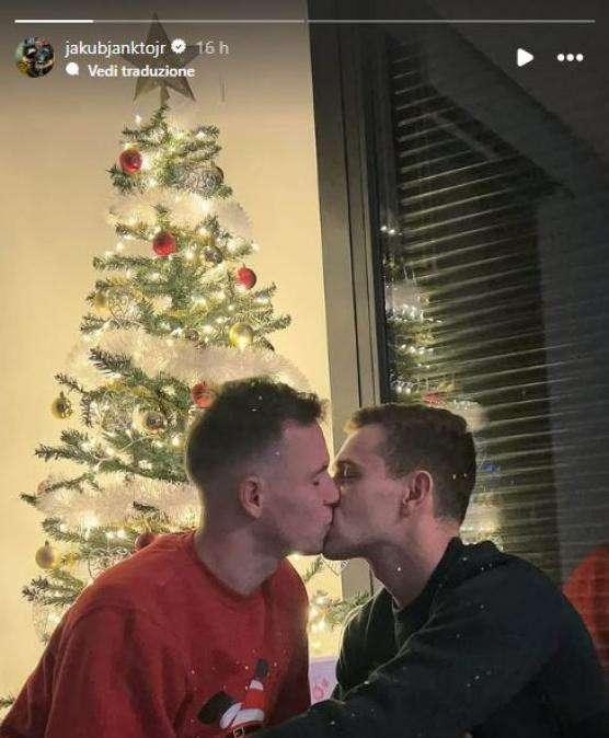 Jankto, per Natale pubblica un bacio al compagno: fu il primo a fare coming out