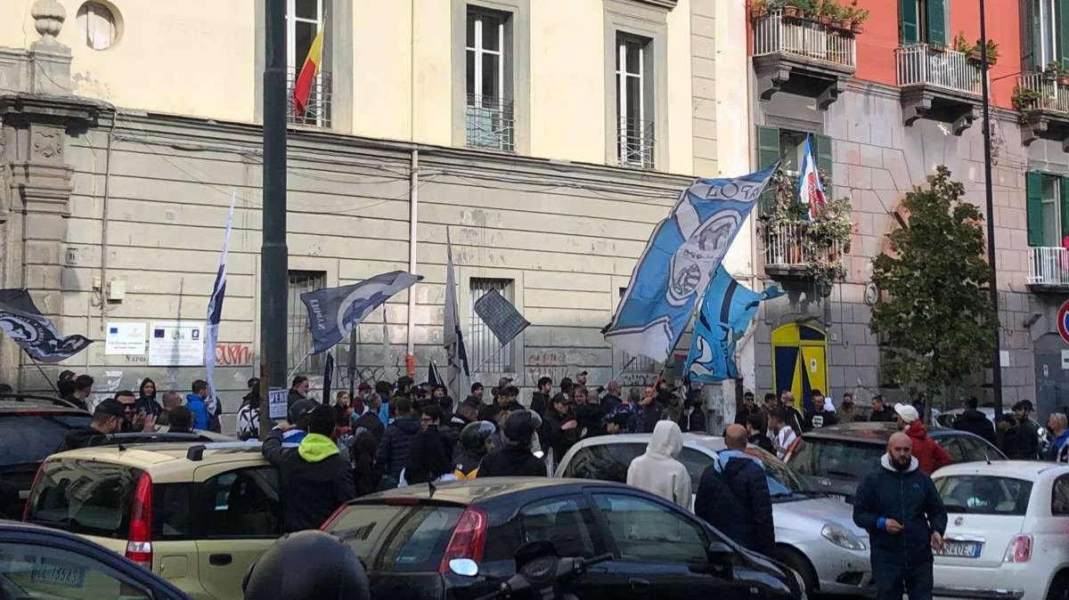 VIDEO/FOTO TN - Ultrà all'esterno dell'hotel del Napoli: cori in attesa del corteo