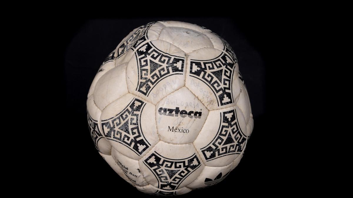 All'asta il pallone dei gol di Maradona all'Inghilterra al Mondiale in Messico 1986