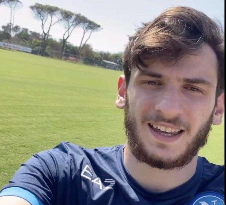 VIDEO - "Finalmente sono qui!": Kvaratskhelia saluta i tifosi del Napoli