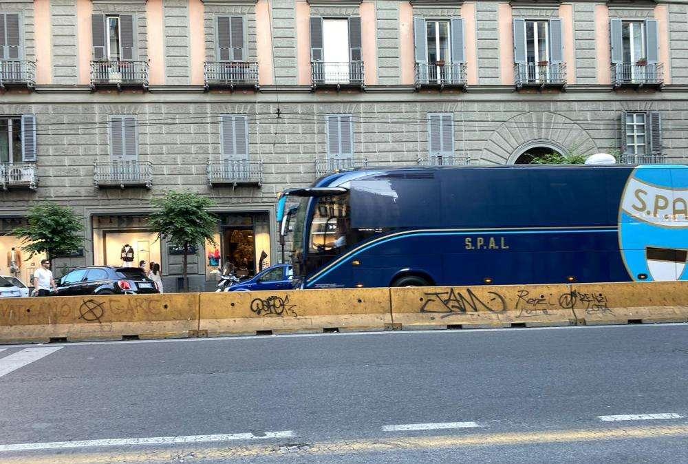 FOTO TN - SPAL in ritiro pre-partita in città: lo scatto del pullman a Napoli
