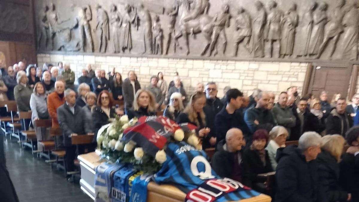 Funerale Savoldi, sulla bara di "Beppe gol" anche la sciarpa del Napoli