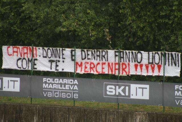 FOTO - A Dimaro striscione contro Cavani: "Donne e denari fanno uomini come te mercenari". Poi la rimozione