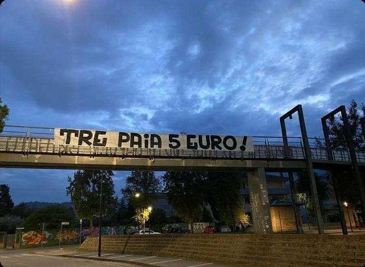 FOTO - A Salerno striscione contro i napoletani: "Tre paia 5 euro"