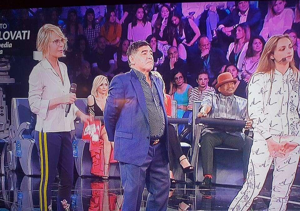 FOTO - Maradona ospite di Maria De Filippi: "A Barcellona dissero che non avrei più giocato, feci il gesto dell'ombrello!"