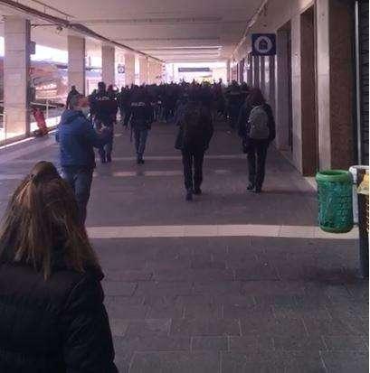 VIDEO TN - I tifosi azzurri sono arrivati a Verona, cori e corteo in stazione: "Odio il Veneto!"