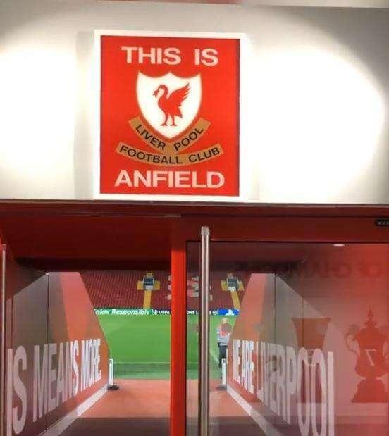"Non l'avevo neanche notato, è così speciale?", Mertens snobba il cartello "This is Anfield" ed il Daily Mail lancia la polemica: "L'ha preso in giro!"