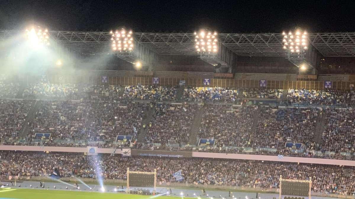 FOTOGALLERY - ll Maradona sold-out: tifosi incollati davanti ai maxi-schermi