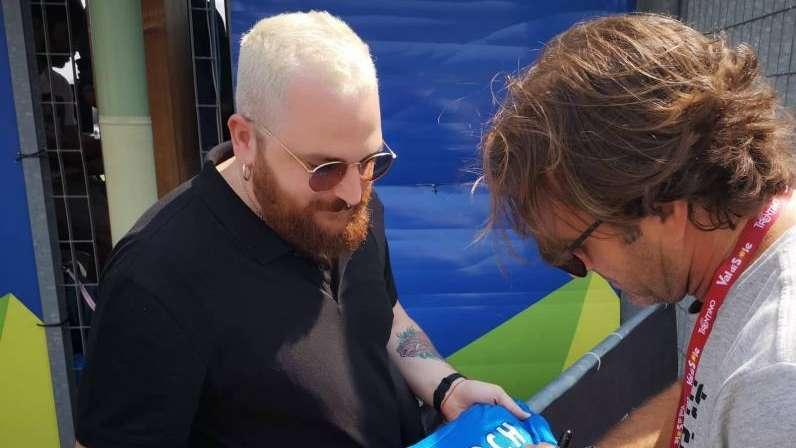 FOTO TN - Tifosi pazzi di Schwoch: a Dimaro il bomber firma la sua 'nove' storica