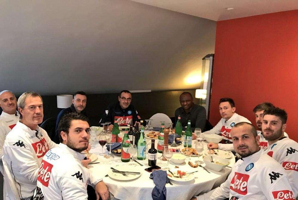 FOTO - Due ospiti speciali a pranzo con Sarri e il suo staff: ecco Vieira e Ciccio Baiano