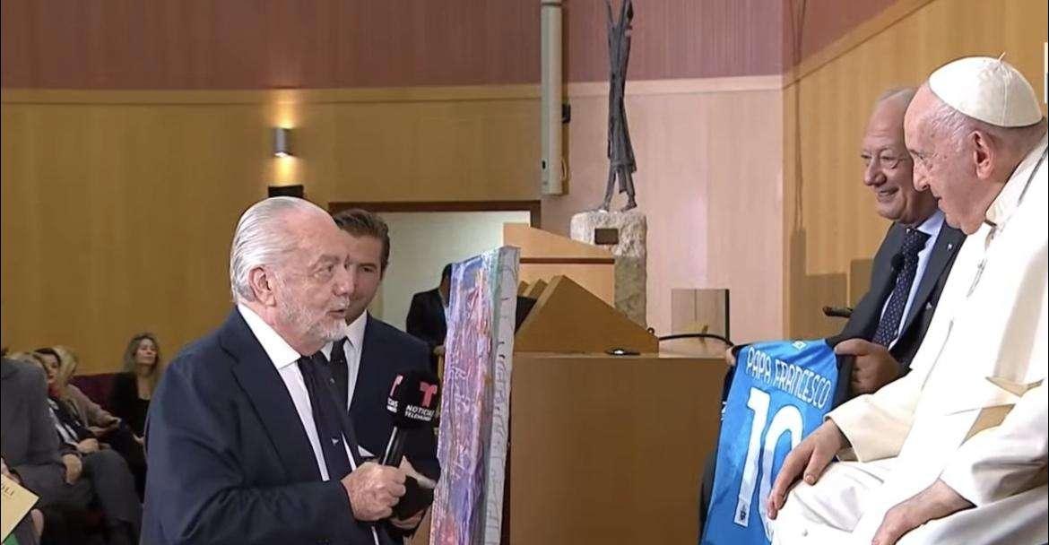 ADL omaggia Papa Francesco con due maglie e il piede di Maradona: "Spero in una partita a Napoli col San Lorenzo”
