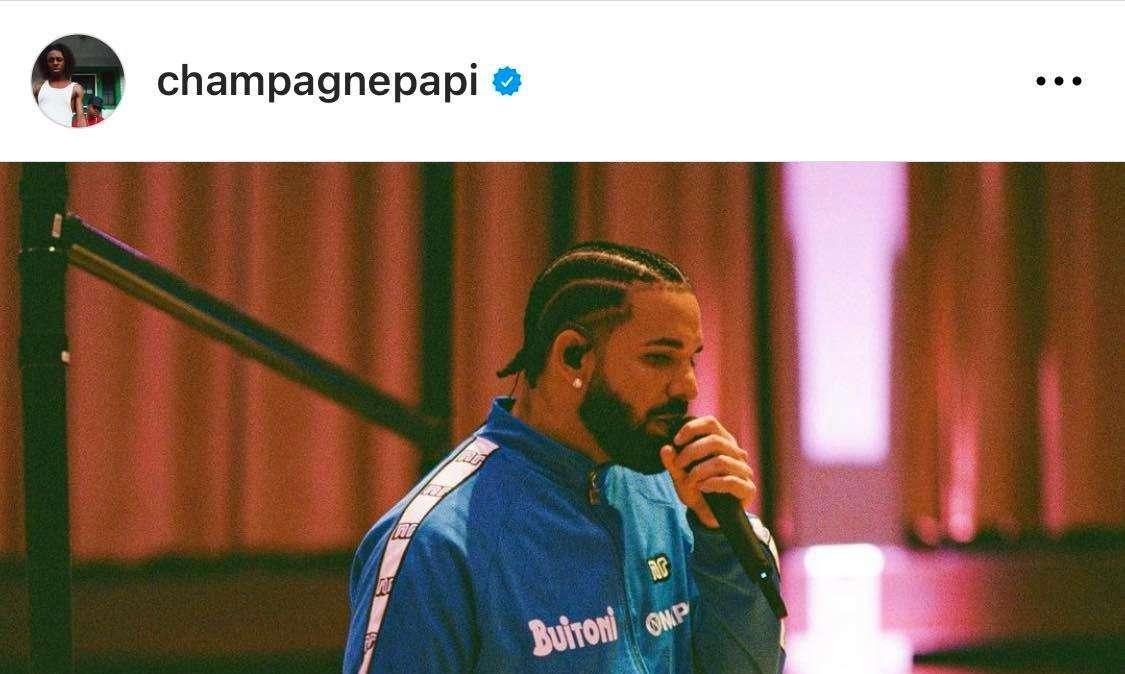 FOTO - La star americana Drake posta uno scatto con la felpa azzurra 'Buitoni'
