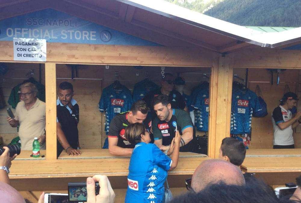 FOTO&VIDEO TN - Milik allo store del Napoli: centinaia di tifosi in fila per l'autografo sulla nuova maglia