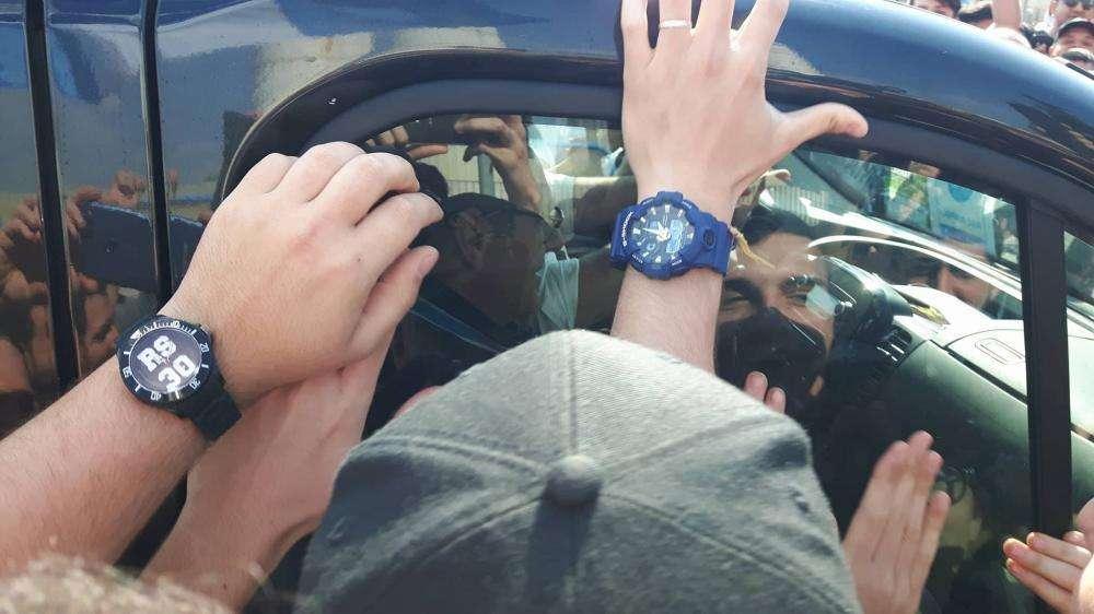VIDEO - Accoglienza pazzesca a Capodichino: Sarri riconosciuto e travolto dall'entusiasmo