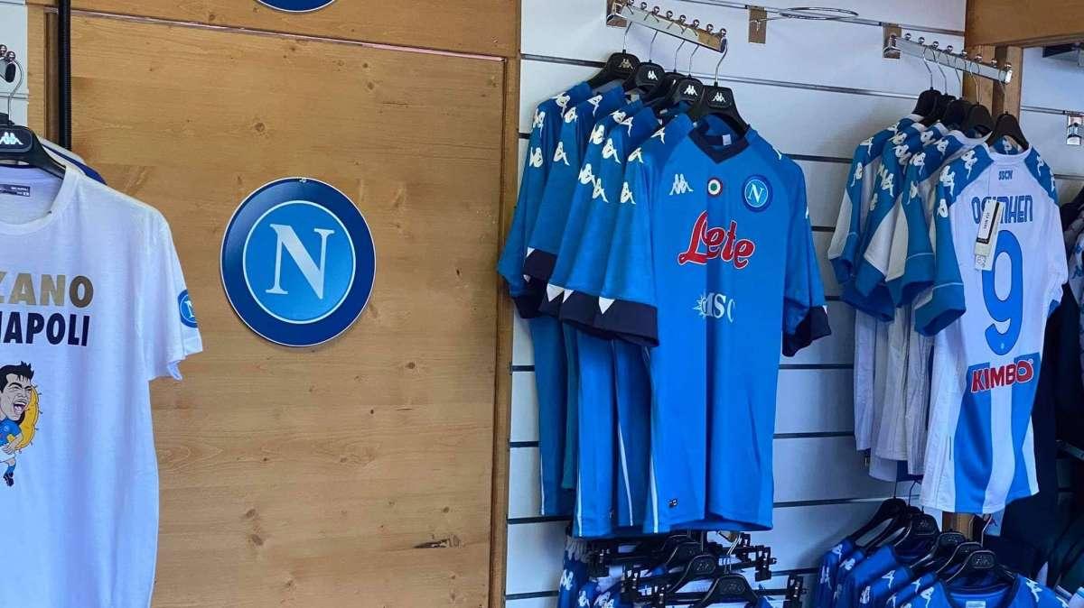FOTO TN - Store SSCN a Dimaro: in vendita le vecchie maglie Kappa