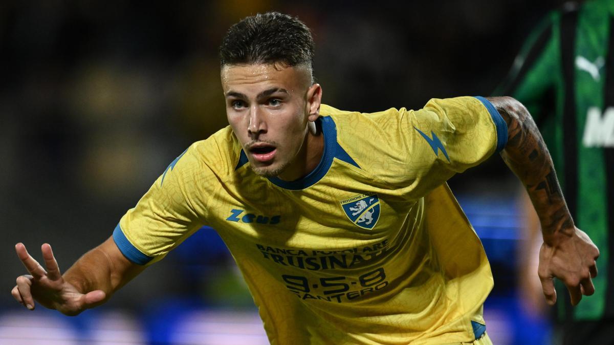Il Frosinone riscatta il ko col Napoli e torna al successo: Raimondo show, poker al Sassuolo